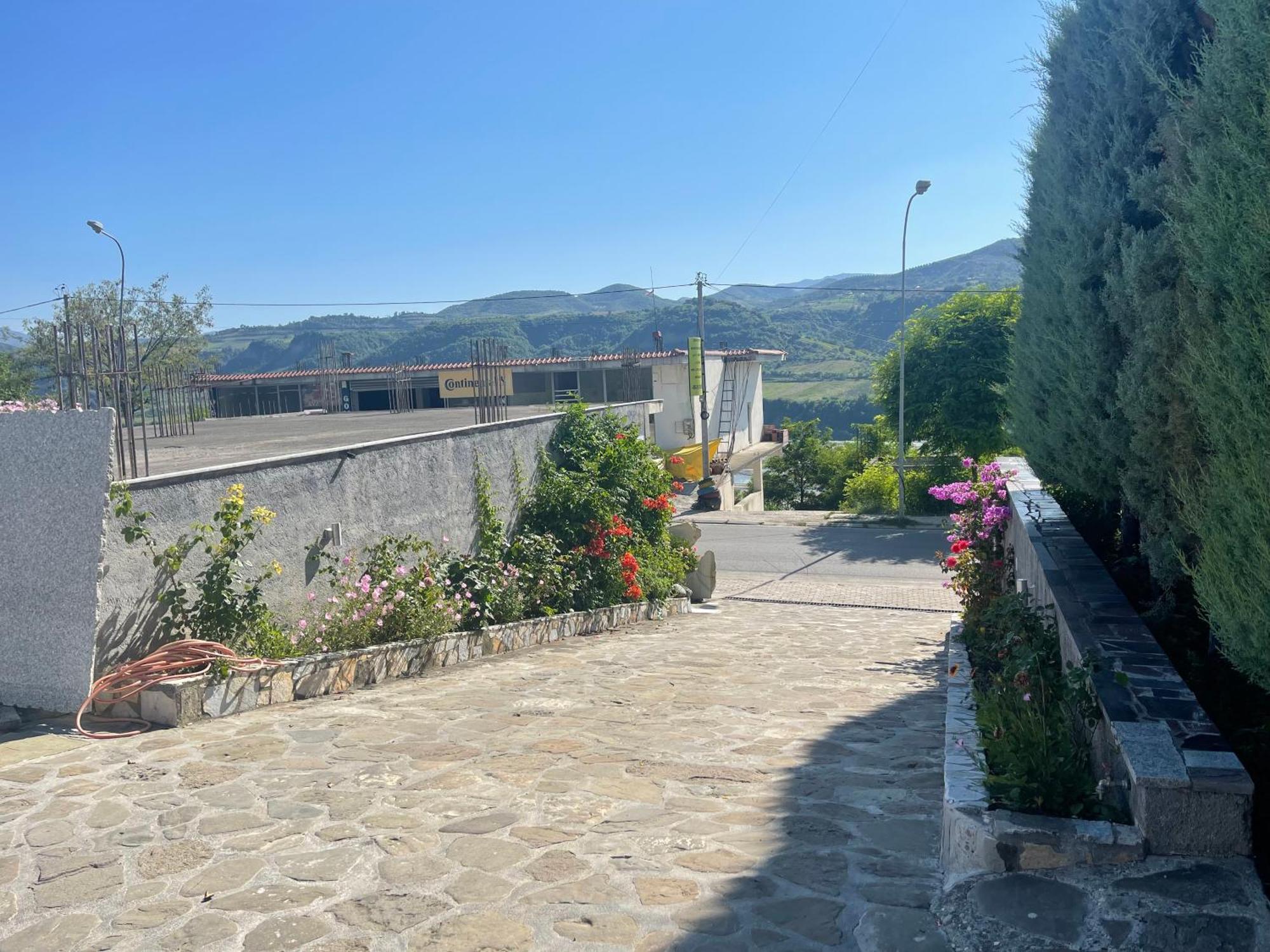 Hotel Latifi Gramsh Extérieur photo