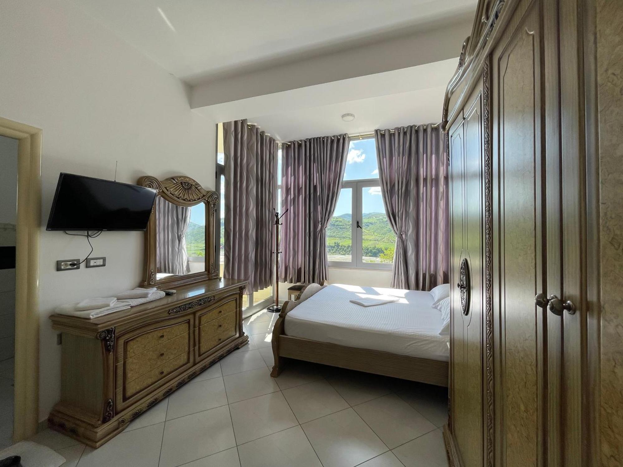 Hotel Latifi Gramsh Extérieur photo