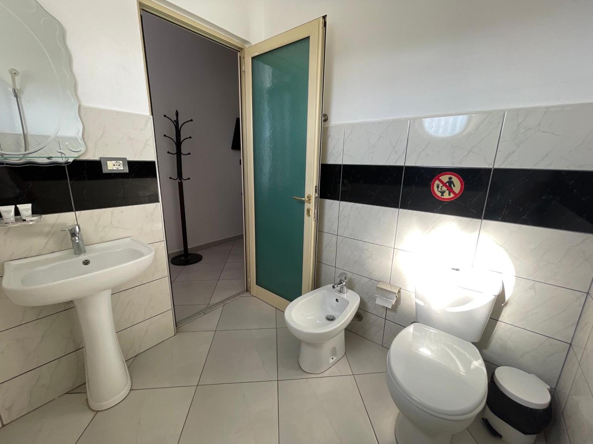 Hotel Latifi Gramsh Extérieur photo